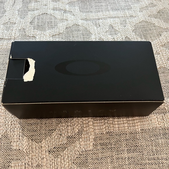 Brand new Oakley Crankshaft sunglasses. - Picture 2 of 6